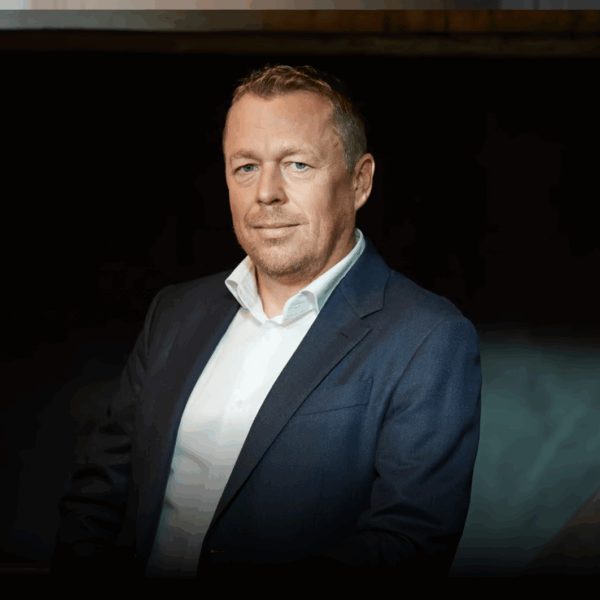 across_Web_O-nas_Julius-Strapek